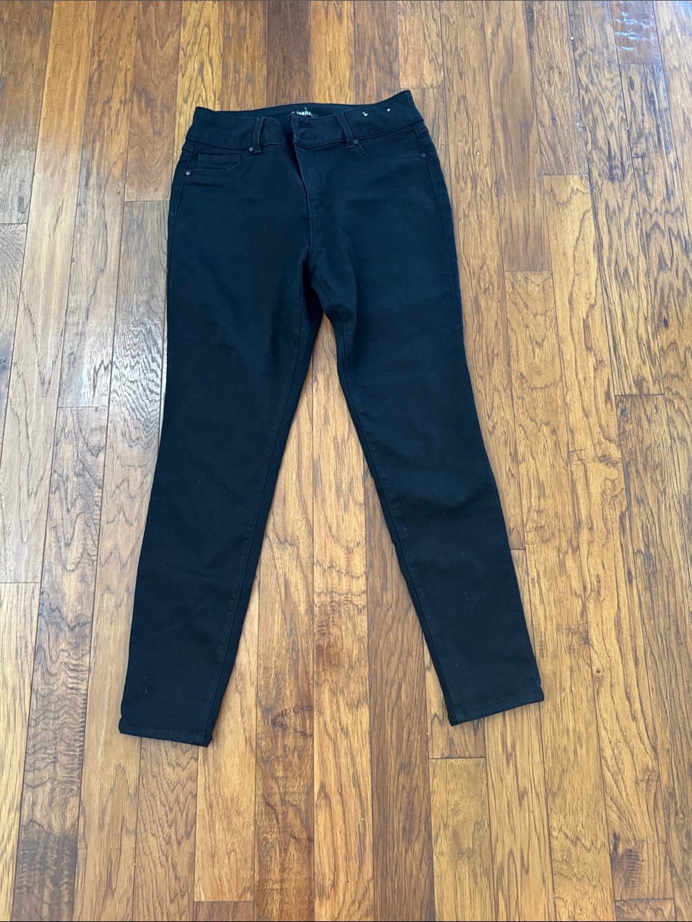 Slim High-Rise Black Skinny Jeans